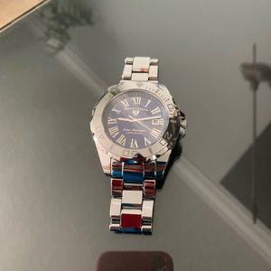 Watch with lapas stone face